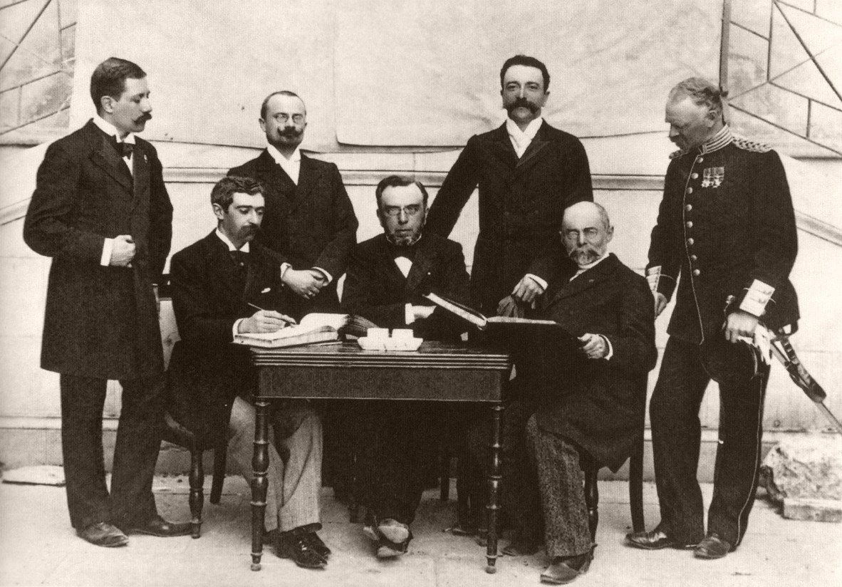 Афины, 10 апреля 1896 года. Члены МОК (слева направо): доктор Виллибильд Гебхардт (Германия), барон Пьер де Кубертен, советник Иржи Гут-Ярковский (Чехия), Деметриус Викелас, Ференц Кемени (Венгрия), генерал Алексей Бутовский (Россия), генерал Виктор Бальк (Швеция). Фото: википедия