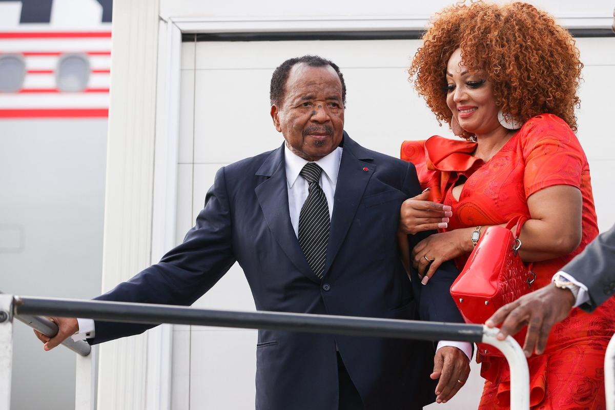 90-летний президент Камеруна Поль Бийя показал свою вторую, более юную половину в аэропорту Пулково, 2023 год. Фото: Донат Сорокин / ТАСС