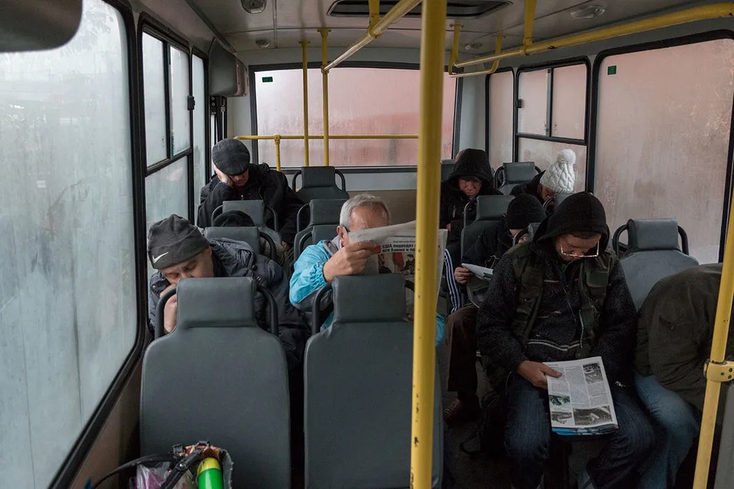 Люди греются в теплом автобусе Социального патруля. Вечером он довозит их до Центра социальной адаптации. Фото: Светлана Виданова, специально для «Новой»