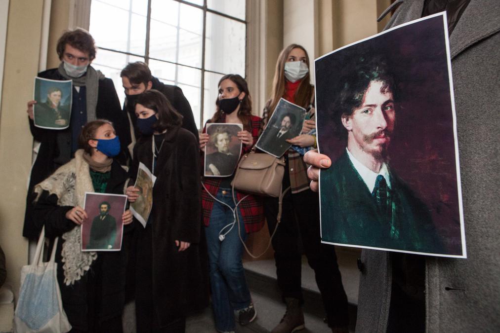 Студенты, протестующие против проведения выставки в музее Академии художеств. Фото: Елена Лукьянова / «Новая в Петербурге»