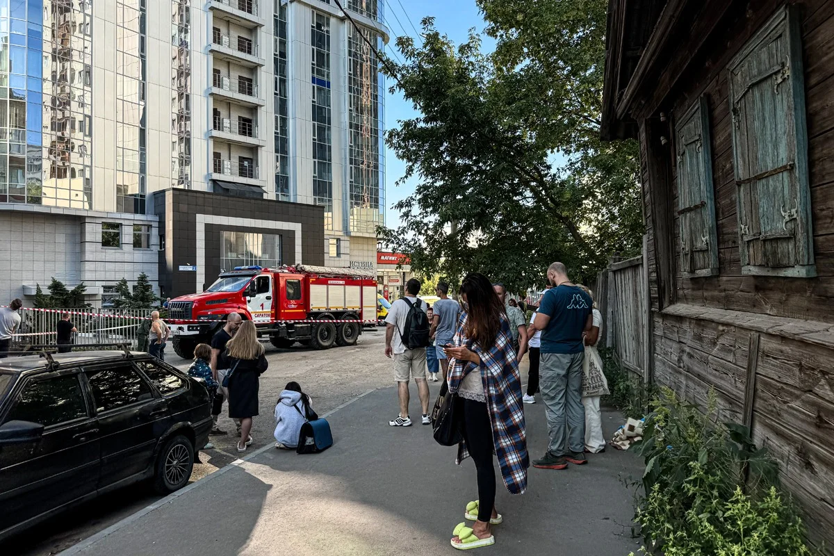 Обстановка у жилого дома, поврежденного в результате попадания обломков беспилотника, Саратов. Фото: Екатерина Савина / ТАСС