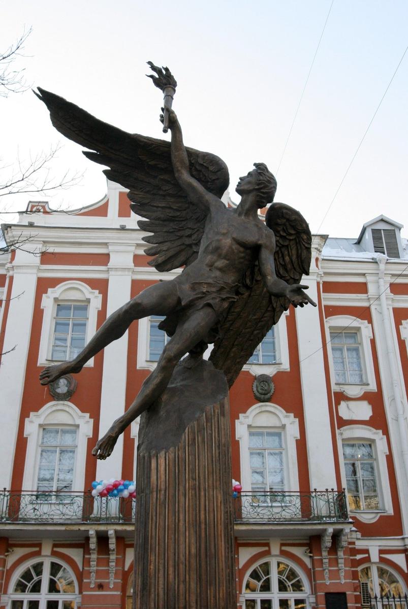 Памятник «Крылатый гений» скульптора Михаила Белова. Фото: ИТАР-ТАСС / Игорь Акимов