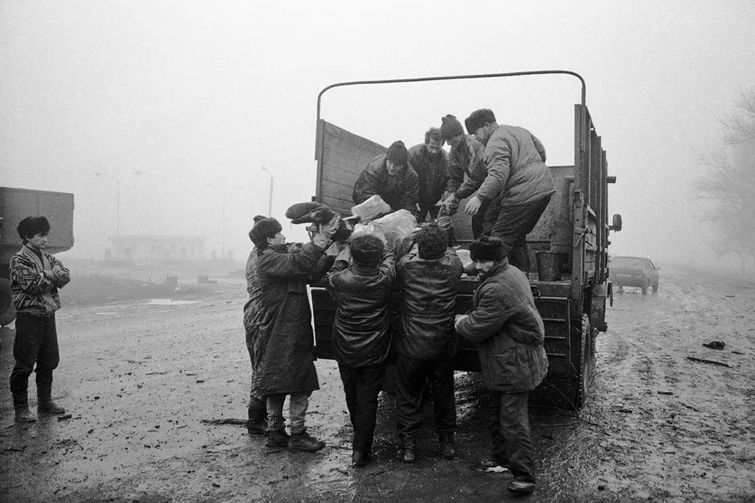 Чеченцы вывозят убитых в результате авиационного обстрела дороги. Пригород Грозного, Чечня. 1995 год. Фото: Олег Никишин