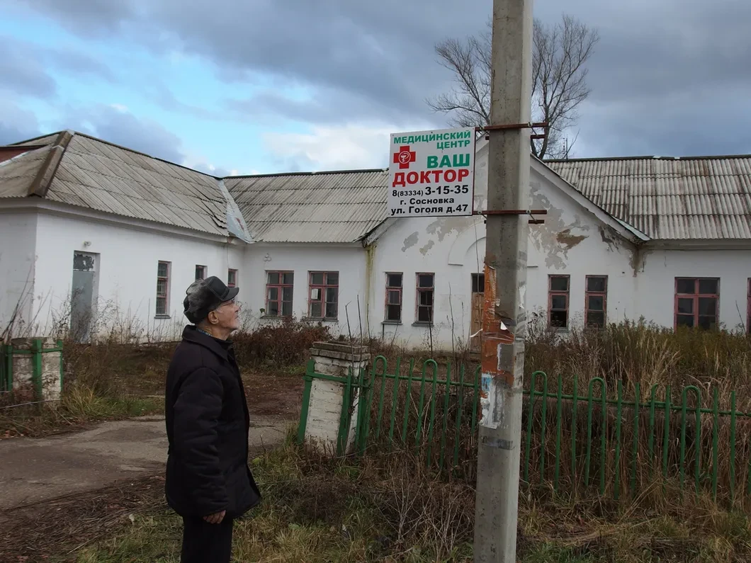 Типа поселок. Многим тут в XXI веке и помыться негде. Репортаж из  населенного пока еще пункта, где нет ничего, потому что эта не та Красная  Поляна, в которую вложили миллионы — Новая