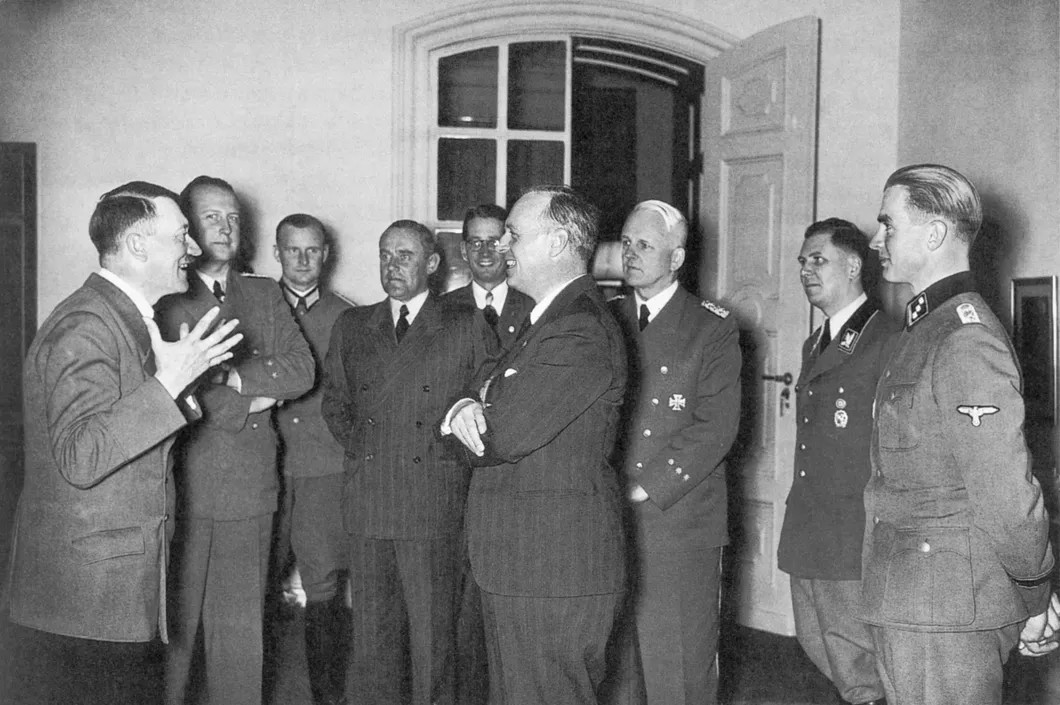 Адольф Гитлер и министр иностранных дел Германии Иоахим фон Риббентроп, вернувшийся в Берлин после подписания германо-советского договора о ненападении. 1939 год. Фото: РИА Новости