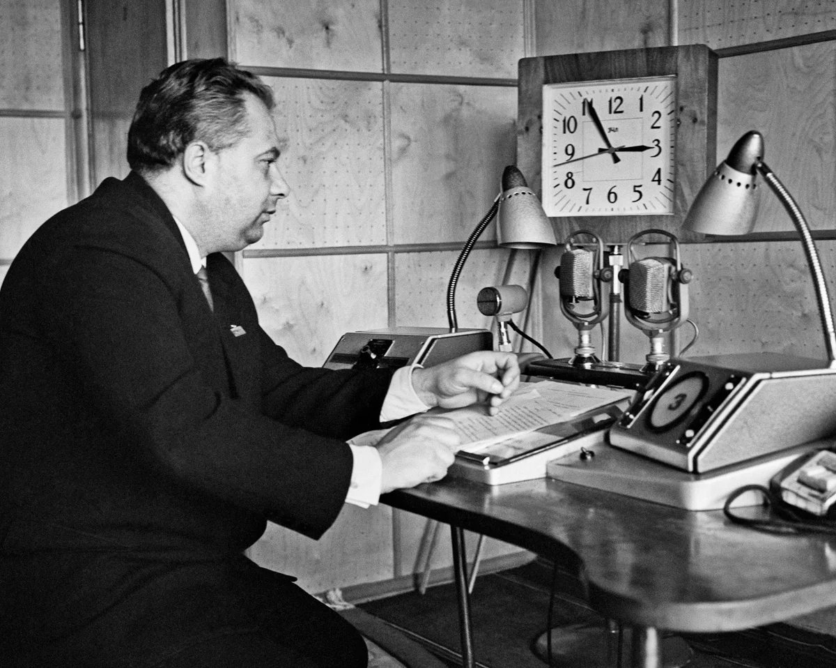 Озеров у микрофона в радиостудии, 1963 г. Фото: Валентин Мастюков / ТАСС