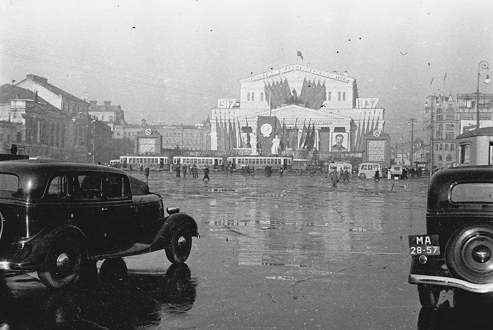 «Черные воронки» перед Большим театром. Москва, 1937 г.