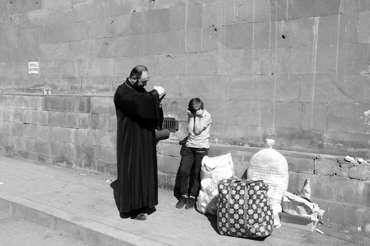 Священник с мальчиком-беженцем в Горисе. Фото: Илья Пилипенко