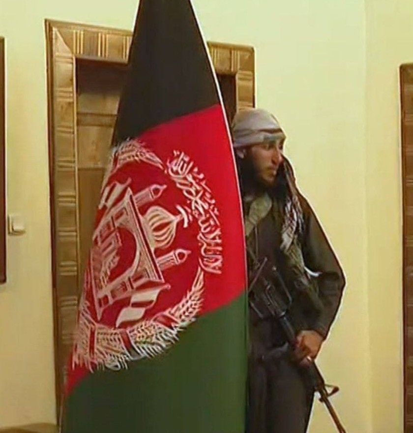 Талиб уносит флаг Афганистана из президентского дворца. Скриншот трансляции Al Jazeera