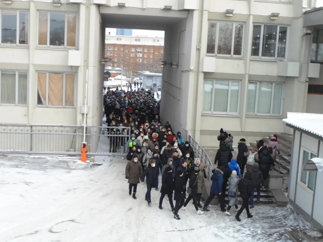 Люди идут к мэрии. Фото: Алексей Тарасов / «Новая газета»