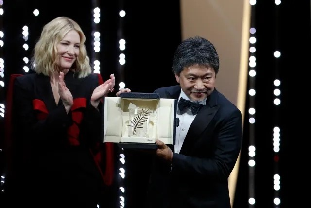 Председатель жюри Кейт Бланшетт и японский режиссер Хирокадзу Коррээда. Фото: EPA
