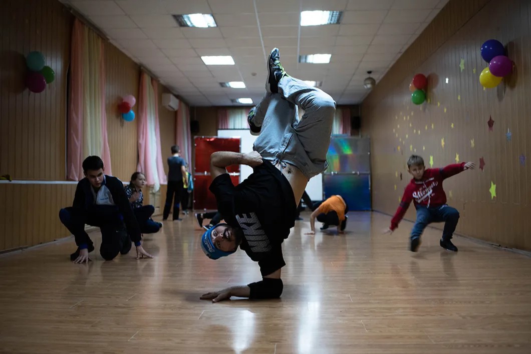 Евгений Лемешко. Урок брейк-данса с детьми. Фото: Виктория Одиссонова / «Новая»