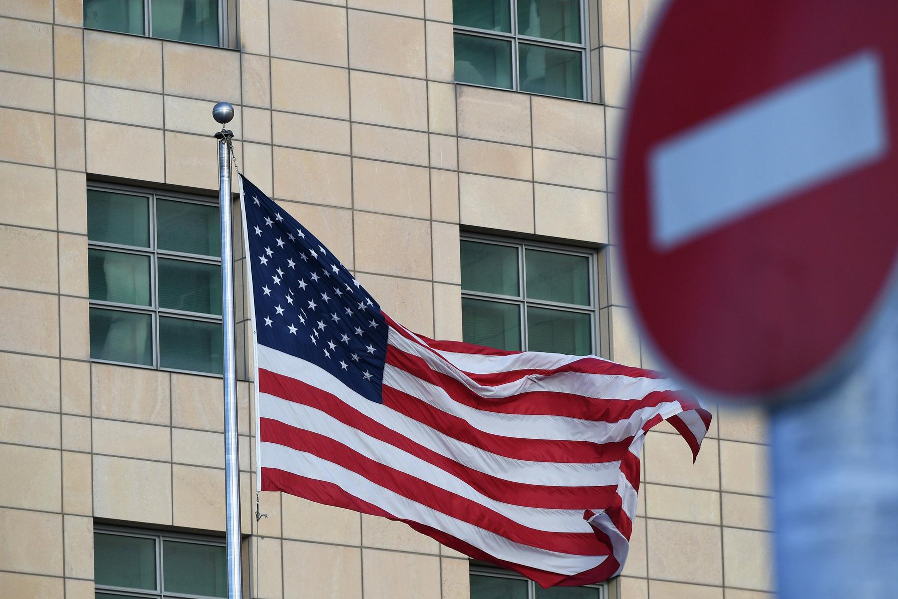 Государственный флаг США у американского посольства в Москве. Фото: Максим Блинов / РИА Новости