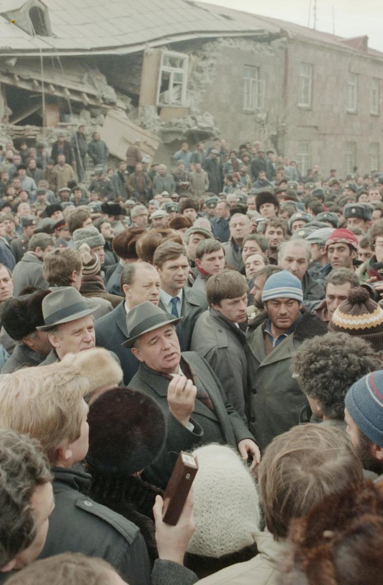 М.С. Горбачев в Армении после землетрясения в Спитаке. 10 декабря 1988 года. Фото: Yuri Lizunov, Alexander Chumichev / TASS