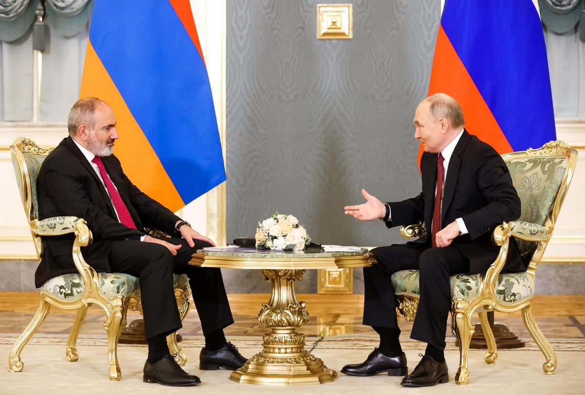 Владимир Путин и Никол Пашинян во время двусторонней встречи в Кремле. Фото: Александр Щербак / ТАСС