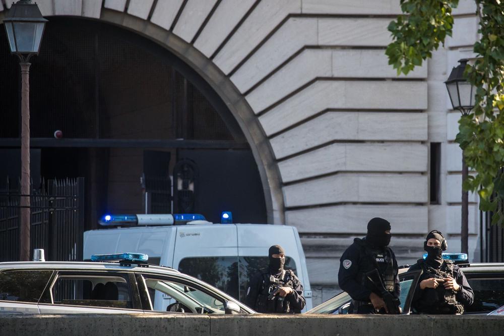 Полиция у здания суда. Фото: ЕРА