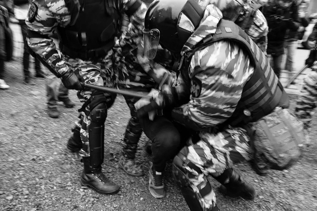 Полицейские задерживают участников «Русского Марша», оказавшихся вне места проведения шествия. Фото: Антон Карлинер, специально для «Новой газеты»