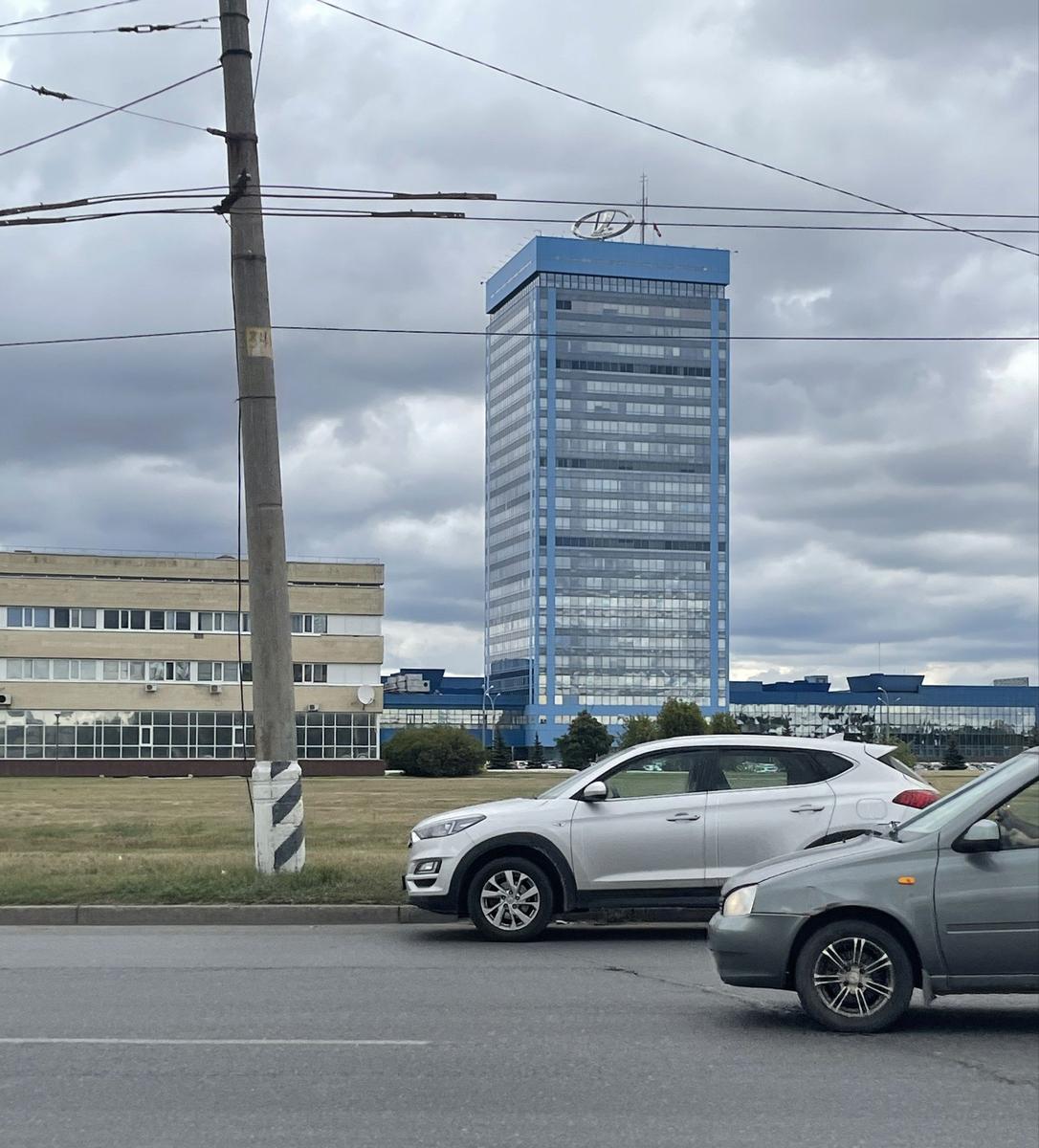 Заводоуправление видно издалека: ярко-голубое здание с обилием стекла и вращающимся на крыше громадным логотипом Lada. Фото: Ольга Путилова