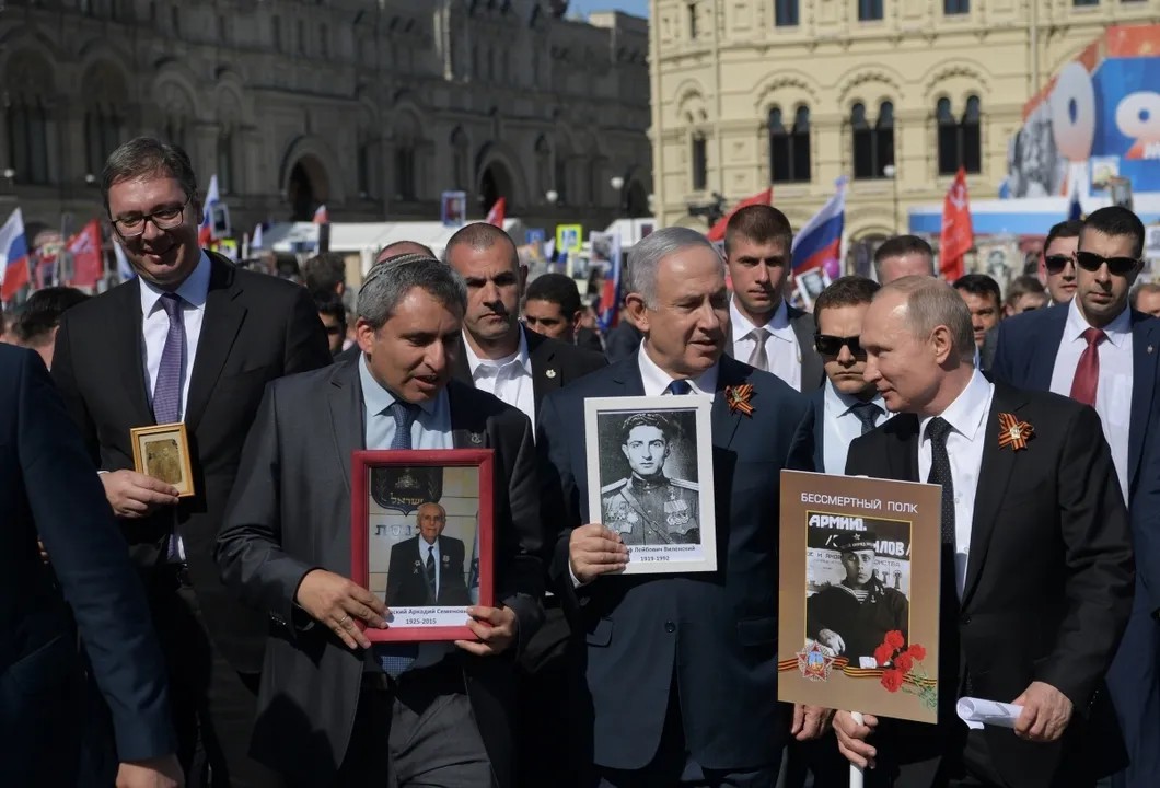 Вучич, Нетаньяху и Путин во время шествия «Бессмертного полка». Фото: РИА Новости