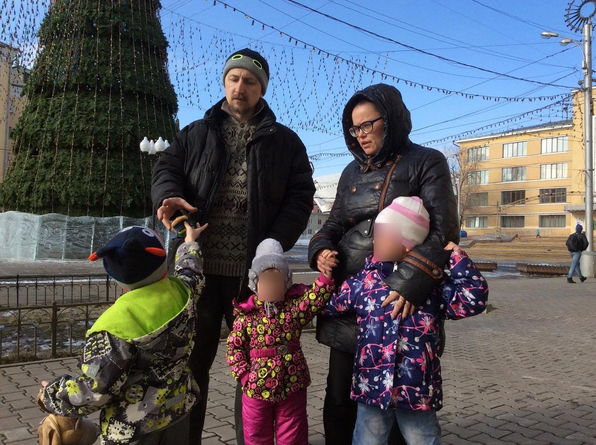 Колесниковы с младшими детьми, 2019 год, Красноярск. Фото: Алексей Тарасов / «Новая газета»