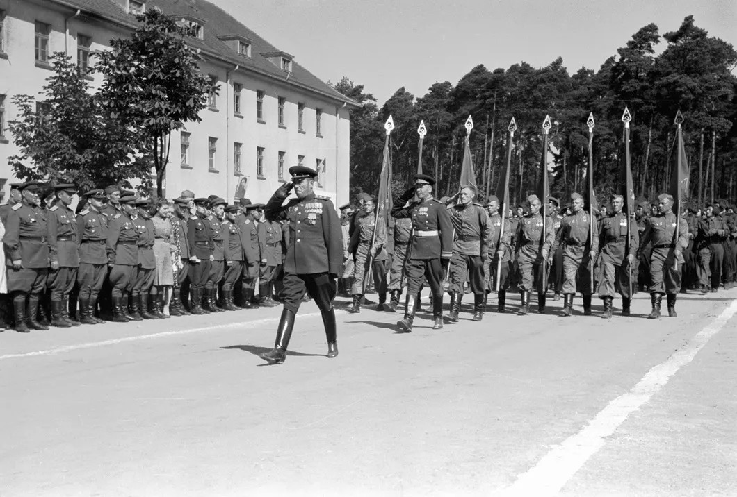 Парад танкистов гвардейского корпуса генерала-лейтенанта Семена Кривошеина. Июнь 1945 г.