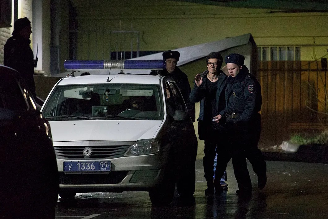 Али возвращают в ЦВСИГ после суда 11 ноября 2017 года. Фото: Влад Докшин / «Новая газета»
