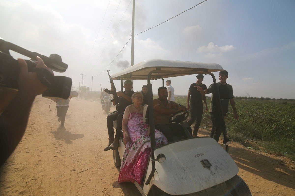 7 октября 2023 года. Палестинцы перевозят захваченных мирных жителей из кибуца Кфар-Азза в сектор Газа. Фото: AP / TASS
