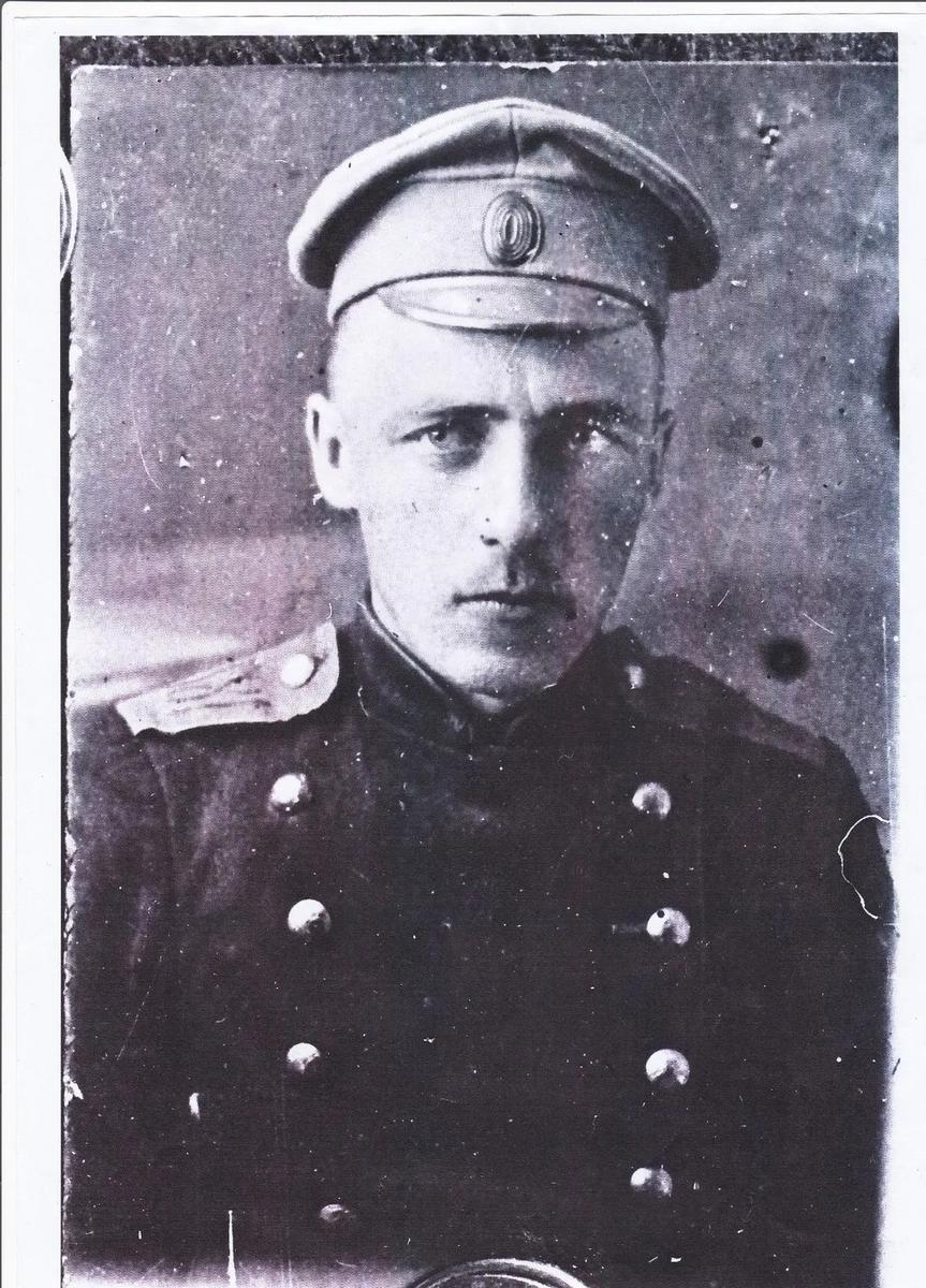 Велимир Хлебников в военной форме. 1916