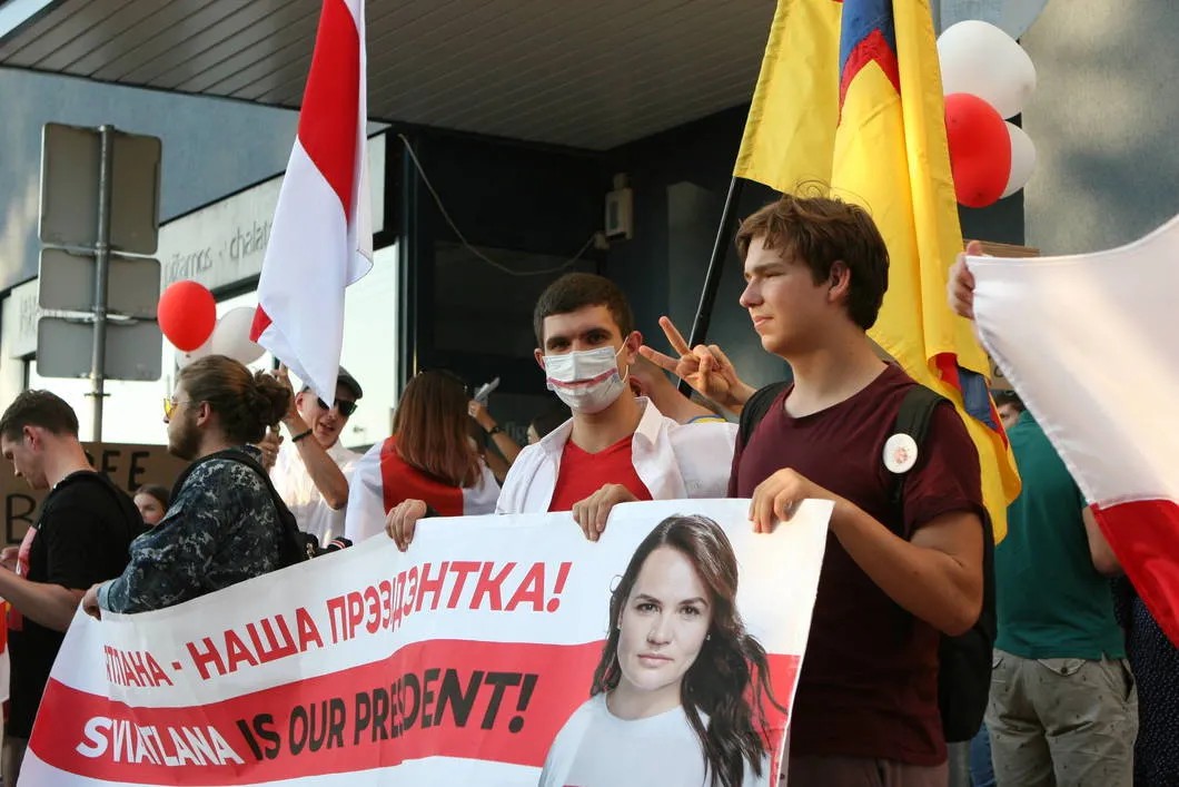 Митинг солидарности у посольства Беларуси в Литве. Фото: imago images / Scanpix / TASS