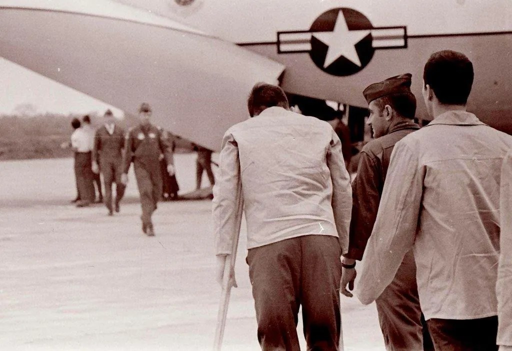 Из ханойского аэропорта освобожденные из плена американцы возвращались на родину. Фото автора