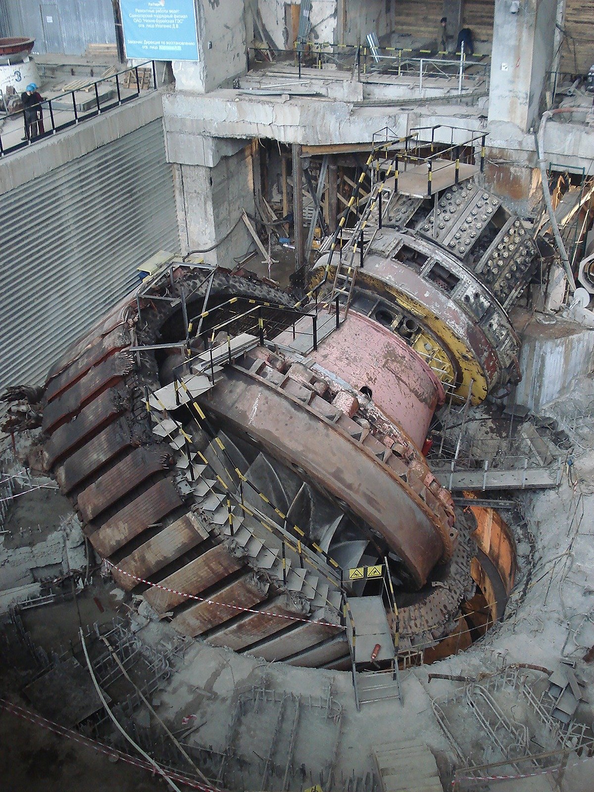 После катастрофы на Саяно-Шушенской ГЭС. В машзале. Фото: Алексей Тарасов / «Новая газета»