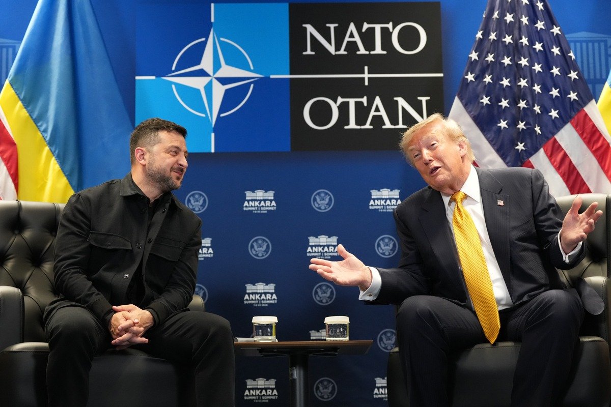 Президент США Дональд Трамп и президент Украины Владимир Зеленский (справа налево) во время встречи на полях саммита НАТО. 8 июля 2026 года. Фото: AP / TASS
