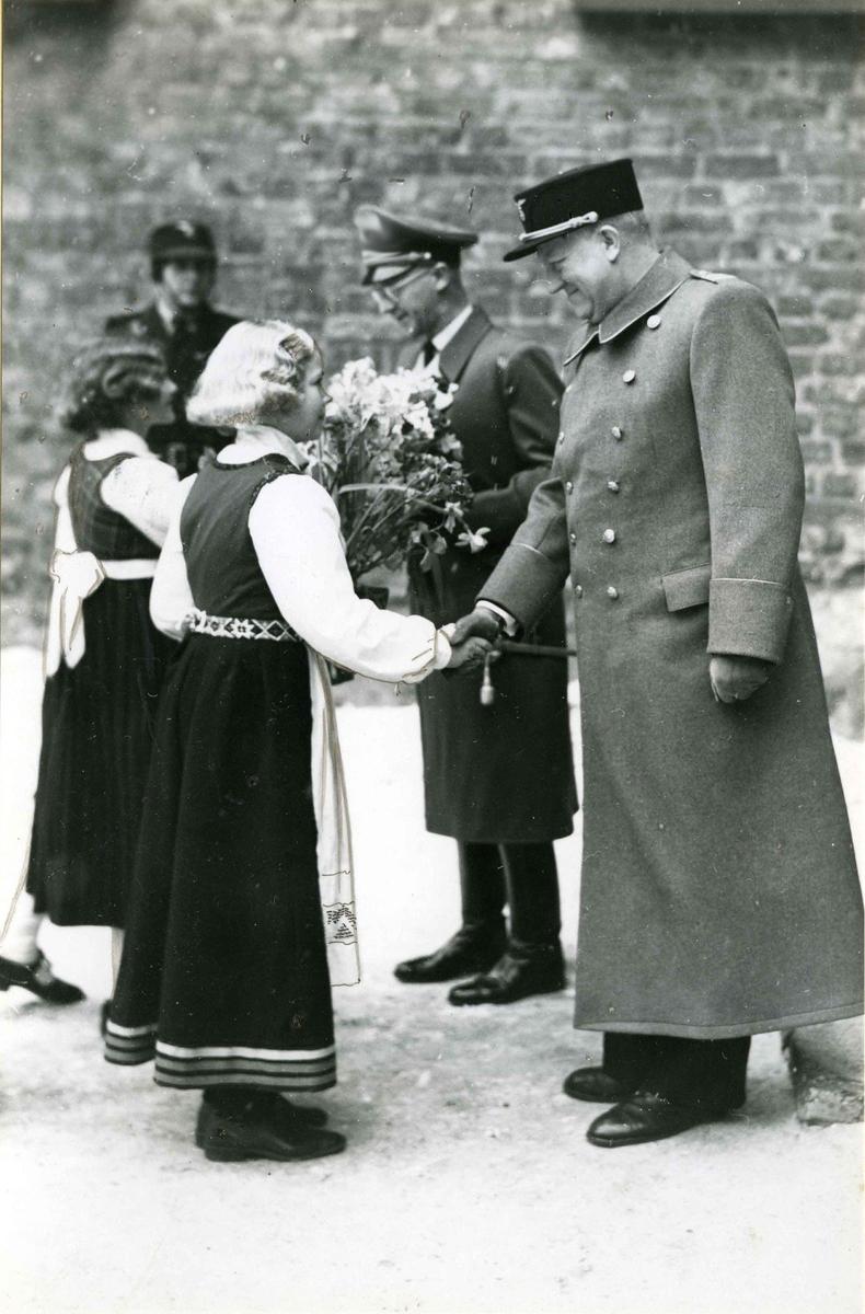 Две девушки в Бунаде приветствуют рейхскомиссара Йозефа Тербовена и министра-президента Видкуна Квислинга, 1 февраля 1942 года. Источник: Википедия