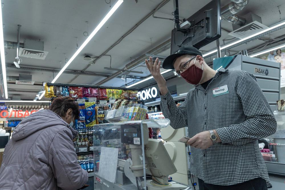 Кассир магазина Spar Виктор Никоноров утверждает, что Гусев его ударил. Фото: Арден Аркман / «Новая газета»