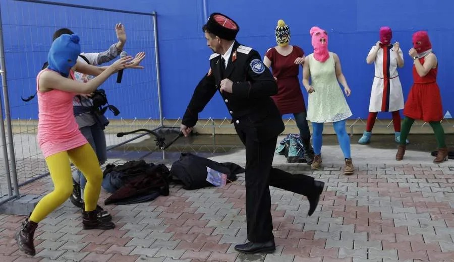 Казак избивает нагайкой участниц группы Pussy Riot на Кубани. Кадр Youtube