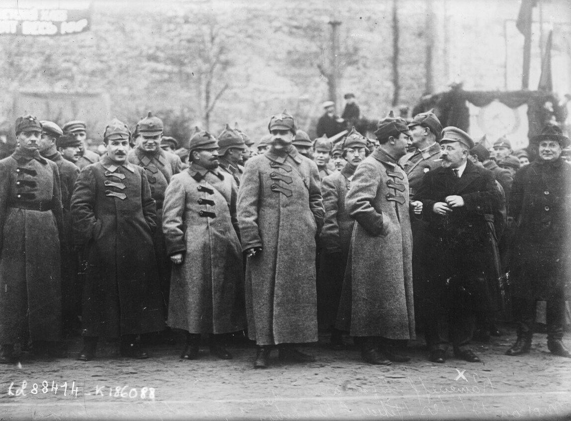 Каменев с бойцами Красной армии. Фото: Национальная библиотека Франции
