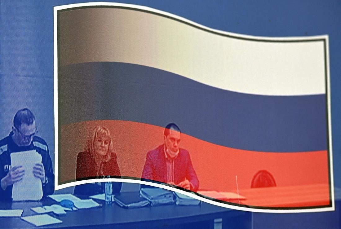 Алексей Навальный, адвокаты Ольга Михайлова и Вадим Кобзев во время заседания, 2022 год. Трансляция процесса по видеосвязи. Фото: Александр Миридонов / Коммерсантъ