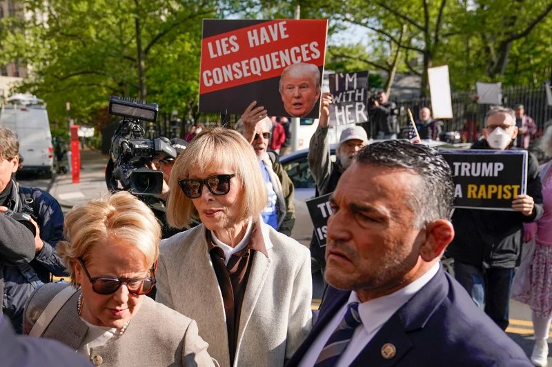 Журналистка Джин Кэрролл (в центре), обвиняющая в изнасиловании экс-президента США Дональда Трампа, у здания федерального суда Манхэттена. Фото: AP / ТАСС