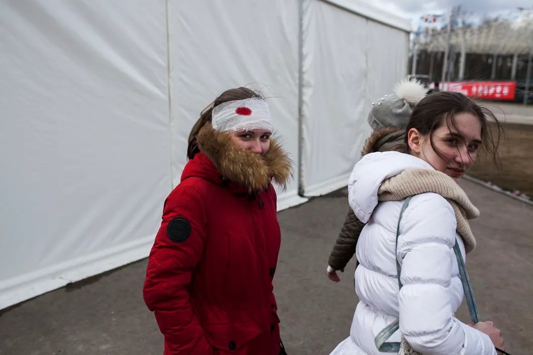 Детям предлагали сделать перевязки и нарисовать ранения. Фото: Влад Докшин / «Новая газета»