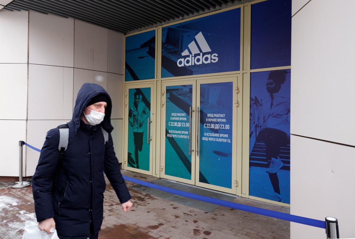 Adidas тоже приостановила бизнес в России. Фото: Михаил Джапаридзе / ТАСС