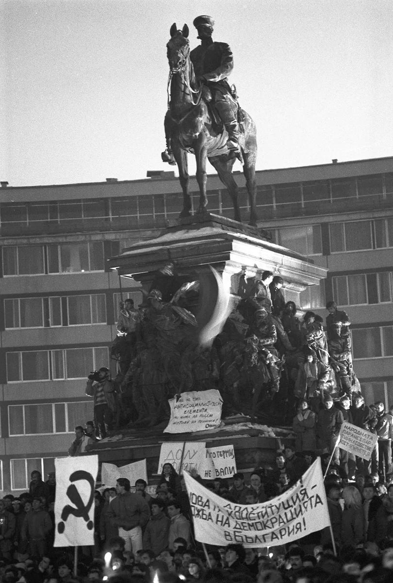 Стихийный митинг у здания, где проходила сессия Народного собрания Болгарии (1989). Фото: Олег Ласточкин / РИА Новости