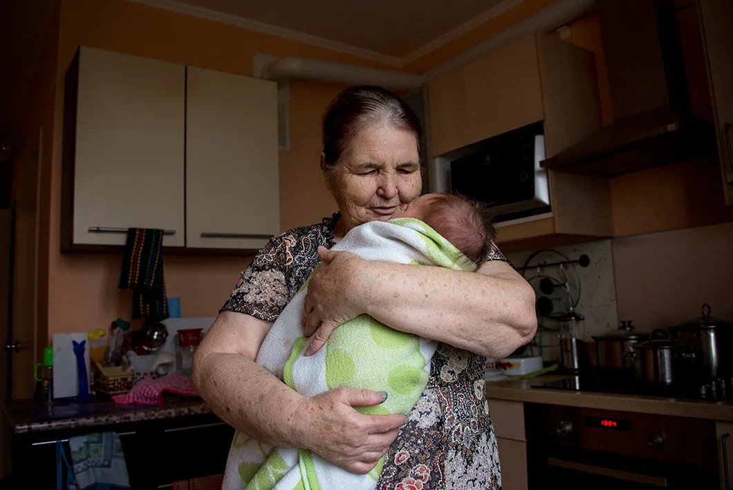 Бабушка Римма Юнусовна с внучкой Соней. Фото: Виктория Одиссонова / «Новая»