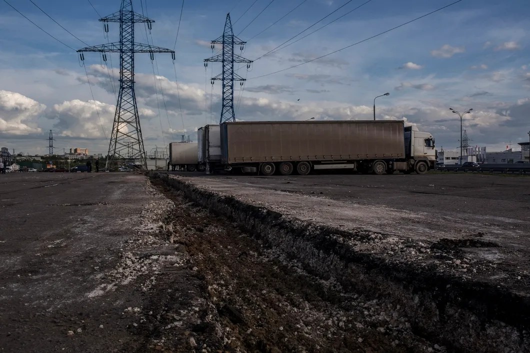 Стоянка дальнобойщиков на 51-м км МКАД была окопана со всех сторон. Фото: Влад Докшин / «Новая газета»