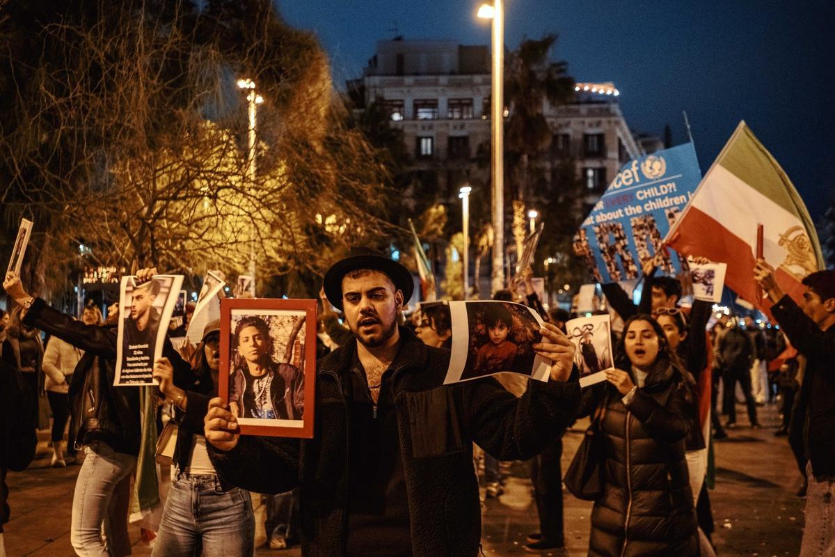 По миру идут демонстрации иранской диаспоры — больше в поддержку ударов США и Израиля. На фото: акция в Барселоне 28 февраля 2026 года. Фото: Zuma \ TASS