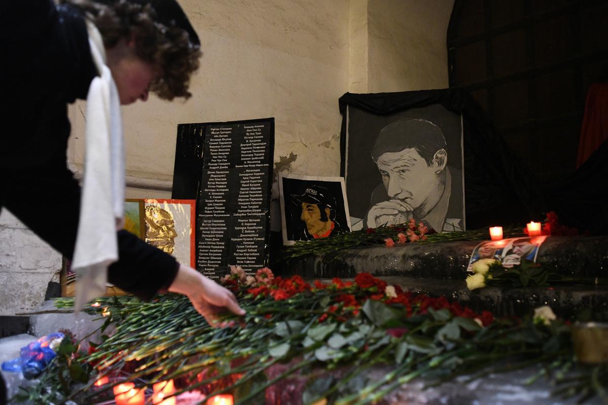 Мемориал на месте убийства Станислава Маркелова и Анастасии Бабуровой. Фото: Светлана Виданова / «Новая газета»