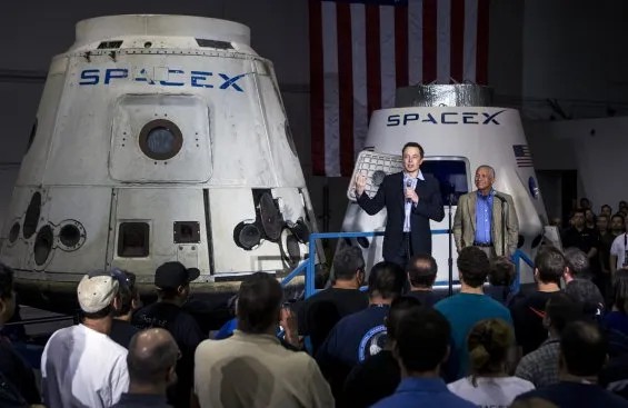 Генеральный директор SpaceX и главный конструктор Элон Маск (слева) и директор НАСА Чарльз Болден общаются с сотрудниками после первой успешной миссии частной компании, совершенной на Международную космическую станцию, на объекте SpaceX. Хоторн, Калифорния. 14 июня 2012 года