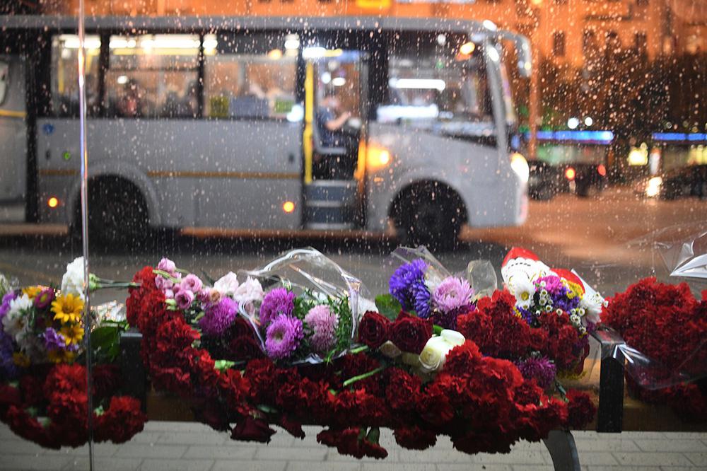 Стихийный мемориал, на остановке, где произошел взрыв автобуса. Фото: Светлана Виданова / «Новая газета»