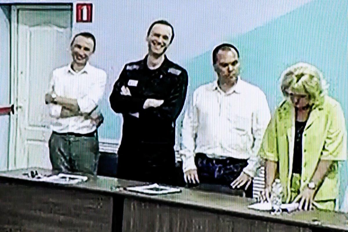 Алексей Навальный со своими адвокатами во время оглашения приговора. Фото: Алексей Голенищев / ТАСС