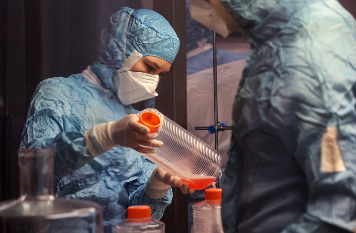 На производстве компонентов российской вакцины от коронавируса. Фото: РИА Новости