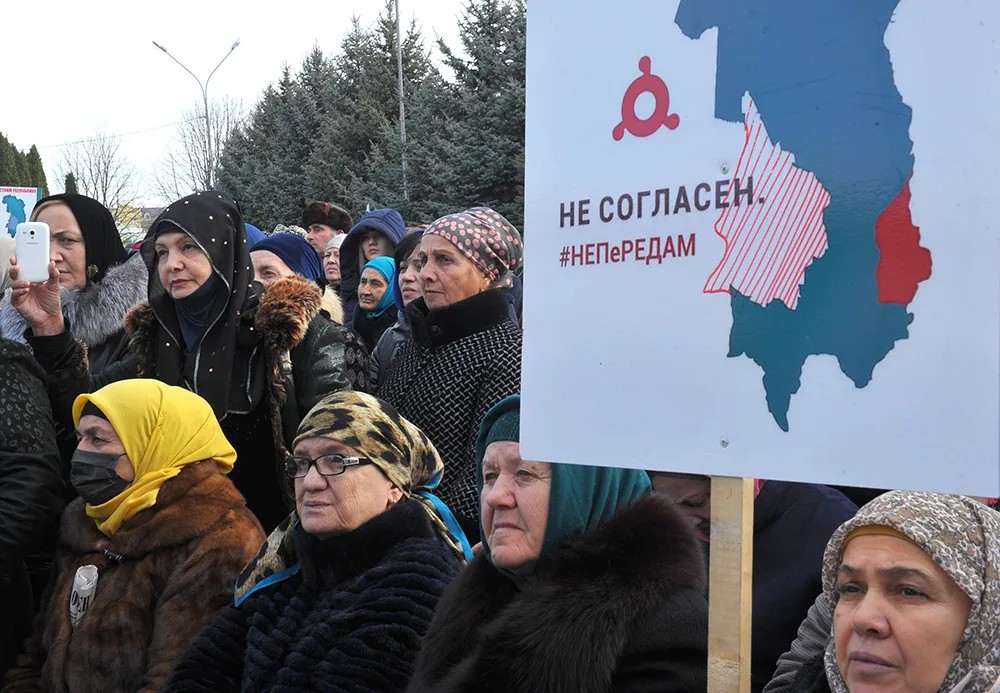 Участники митинга против соглашения об административной границе между Ингушетией и Чеченской республикой (2018). Фото: Саид Царнаев / РИА Новости